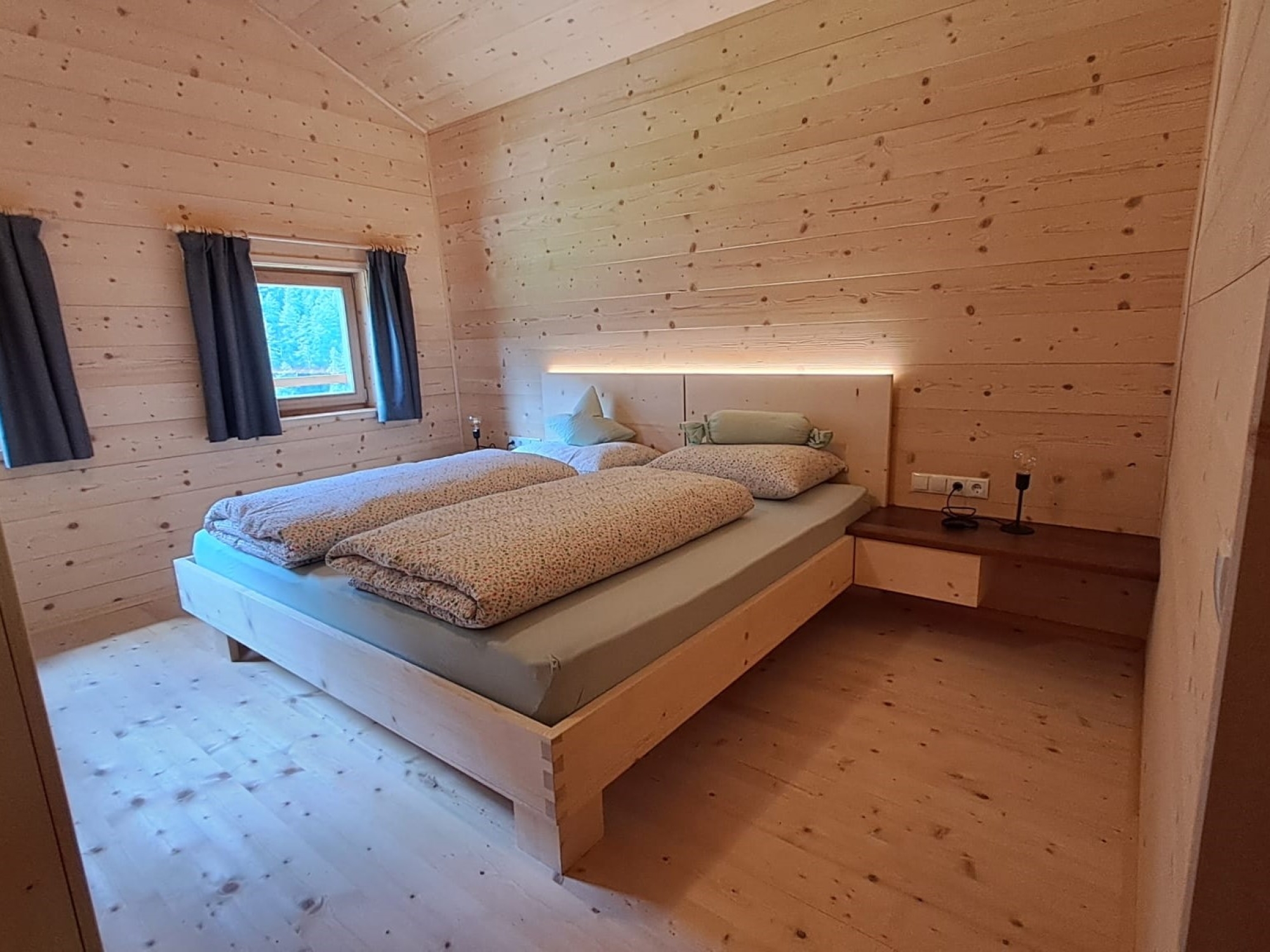 Mountain Chalet Englhof - Bedroom 1 green